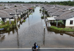 How to conserve your phone’s battery and stay connected during flood season