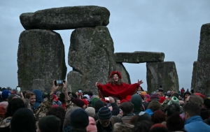 Thousands greet the sun at Stonehenge solstice celebration