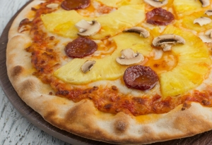 Pizza wars: UK eatery slaps £100 ‘monster tax’ on pineapple topping